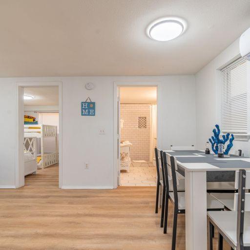 Lovely 2 Bedrooms, Steps Away From The Beach. Брейдентон Бийч Екстериор снимка