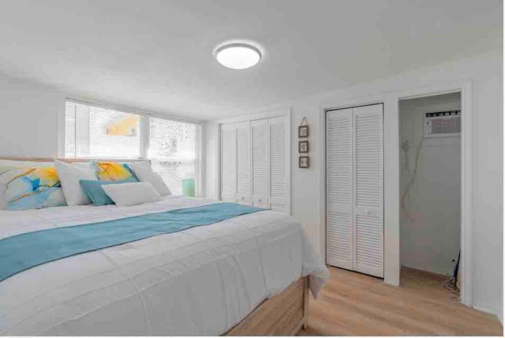 Lovely 2 Bedrooms, Steps Away From The Beach. Брейдентон Бийч Екстериор снимка