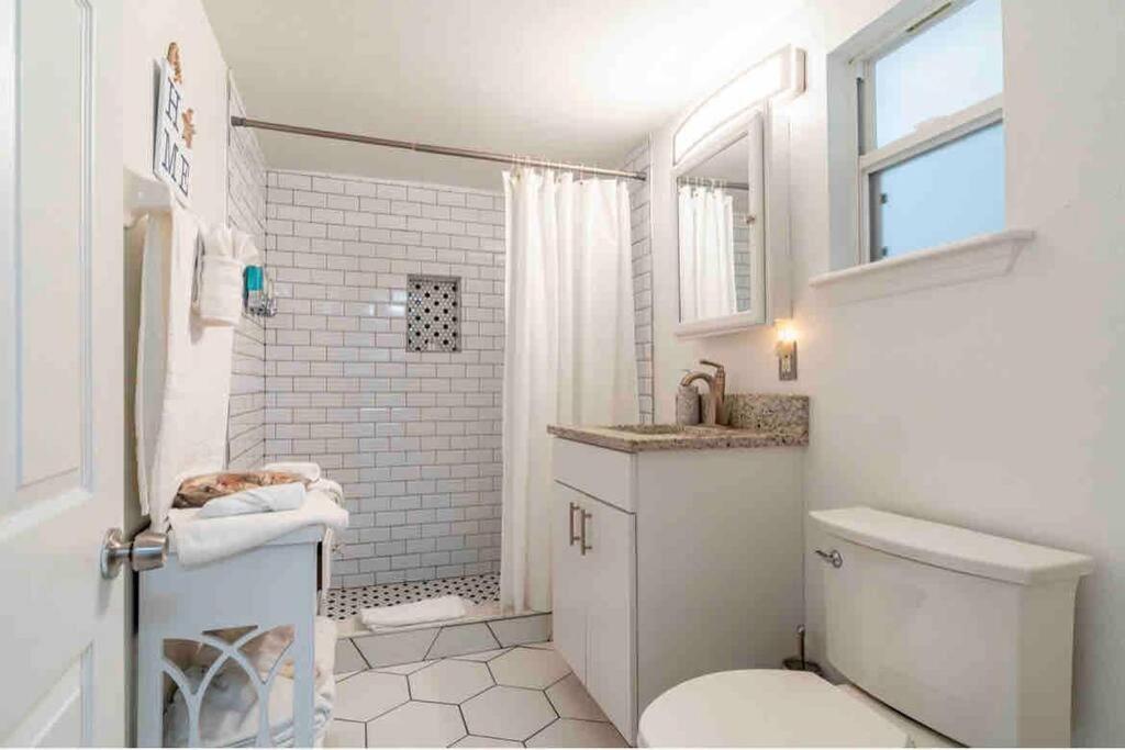 Lovely 2 Bedrooms, Steps Away From The Beach. Брейдентон Бийч Екстериор снимка