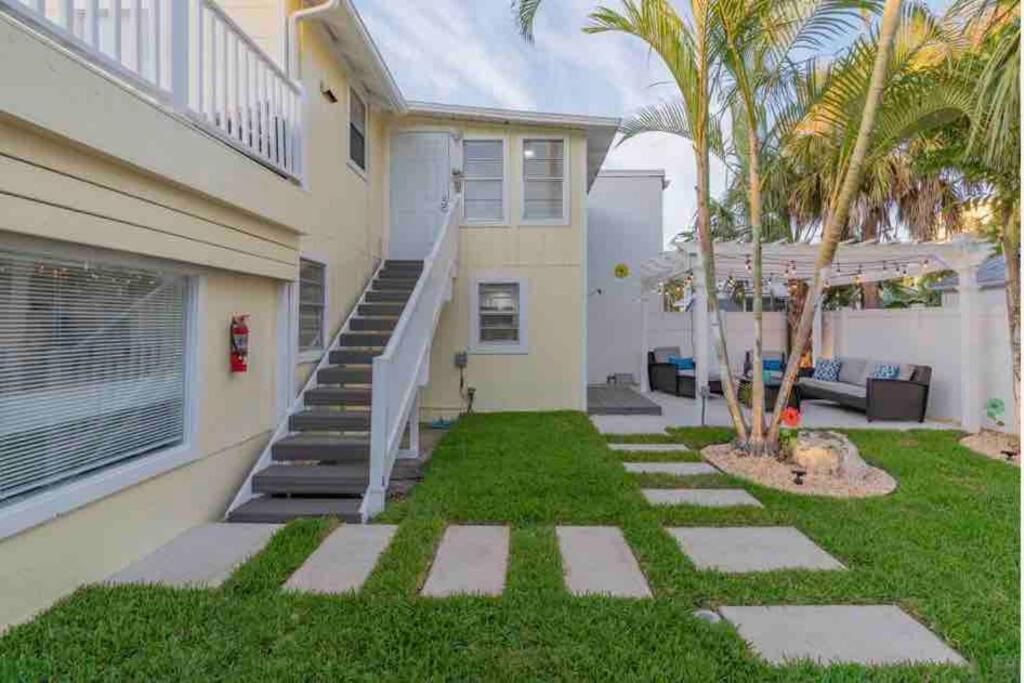 Lovely 2 Bedrooms, Steps Away From The Beach. Брейдентон Бийч Екстериор снимка