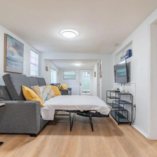 Lovely 2 Bedrooms, Steps Away From The Beach. Брейдентон Бийч Екстериор снимка